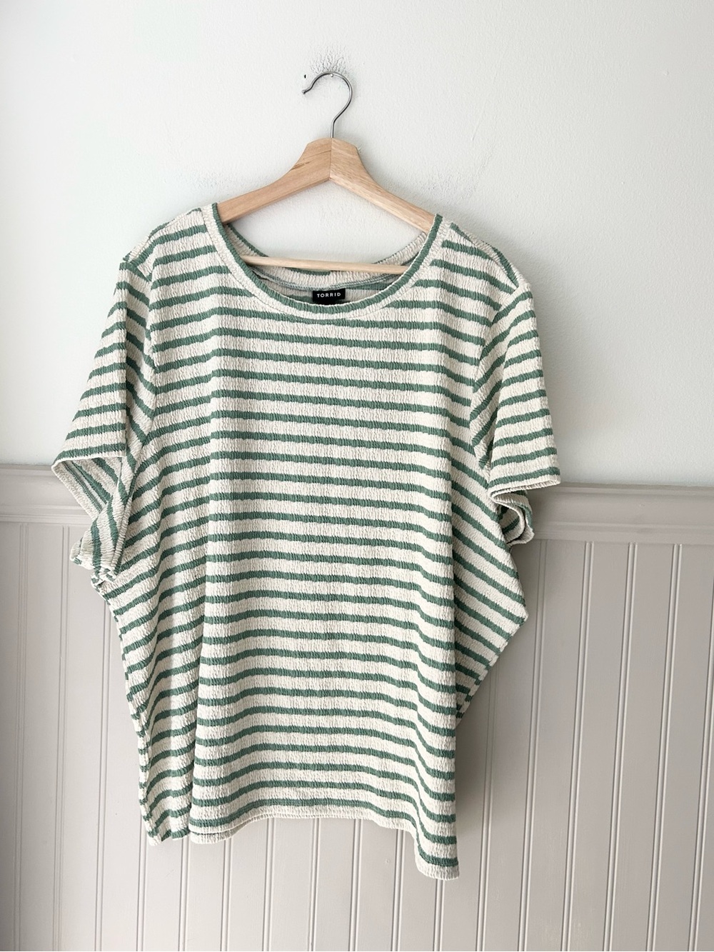 Torrid Size 5 Green Cream Striped Boxy Short Sleeve Tee Casual Relaxed Fit